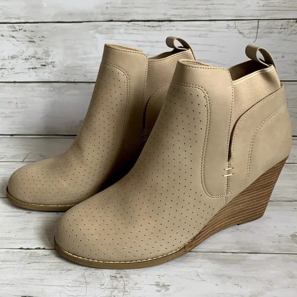 NWT DV by Dolce Vita‎ Gerdy Wedge Ankle Bootie in Beige